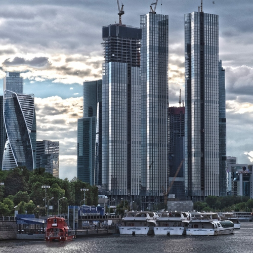 Вид на пристань для прогулочных теплоходов на фоне зданий Москва Сити, июнь 2021 