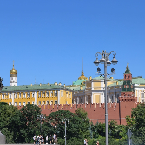 Памятник князю Влавдимиру на фоне Кремля, Москва, июнь 2021 