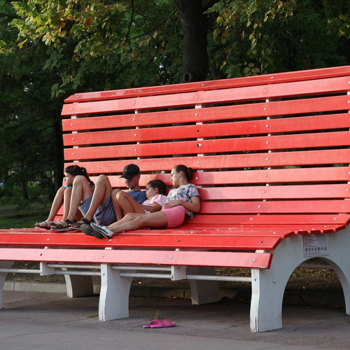 Большая скамейка в городском саду, Самара, июль 2021